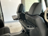 運転席と助手席のシートの裏に収納式のテーブルが装備されています。休憩時のちょっとした小物置きに使えてとっても便利ですね♪