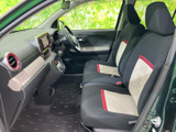 左右の前席は座面に明るい色を配したデザインで、車内にメリハリを添えています。運転席から助手席まで見渡しやすく、乗り降りもしやすい開口部です。