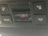 SOSボタンです。自動車の運転中、事故や急病時などの緊急事態が発生したときに、ヘルプネットを通じて外部に救助を手配するためのボタンです。