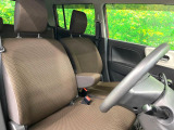 運転席まわりには十分なスペースがあり、大柄な方でもゆったり運転していただける環境です。