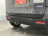 【後退時ブレーキサポート】リヤバンパーに4つの超音波センサーを内蔵し、車両後方にある障害物を検知。透明なガラスなども検知でき、コンビニの駐車場などでの衝突回避をサポートします。