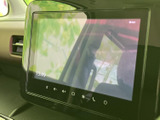 停車中にテレビ番組を視聴でき、休憩時間や待ち時間を車内で過ごす際に活用できます。画面に映像が表示されるため、気分転換にも便利な装備です。