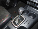 誤操作の少ないゲート式シフトレバーを装備しております。