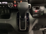 CVT車のセレクトレバーです。低速から高速まで、変速ショックのないスムーズな走りと、エンジン効率のよい領域を維持して燃費にも貢献します。サイドブレーキはスイッチ操作の電子制御パーキングブレーキです。