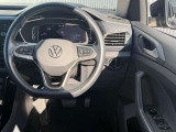 しっとりと手に馴染む本革巻きステアリング!ドイツ車らしい程よい太さとグリップ感で、長距離ドライブでも疲れにくい設計です。