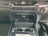 カップホルダーのリッドオープン状態です。リッドはゆっくり開くプッシュオープンタイプ。細かい部分ですが、質感を高める工夫がなされています。