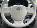 手になじみやすい形状で、運転中に自然な姿勢で握りやすいステアリングです。前方のメーターを確認しながら扱いやすく、毎日の運転をしっかり支えてくれます。