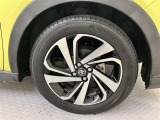 純正のホイールを使用していますので足元周りの見栄えも良く、車体を綺麗に魅せてくれます。タイヤサイズは195/60R17になります。