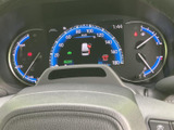 速度や燃料残量などの情報がメーター内にまとまり、運転席から確認しやすい配置です。中央の表示も見やすく、走行中に必要な情報を把握する際に役立ちます。