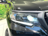 【LEDヘッドライト】悪天候や夜間走行時も良好な視界を確保し安心して運転できる高輝度LEDヘッドライトを装備!点灯速度が早く、消費電力も抑えられています。