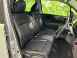 前席はゆったりとした座面と背もたれで、運転席・助手席ともに落ち着いて過ごせる空間です。窓からの見通しもよく、乗り降りの際にも明るく開放的に感じられます。