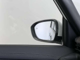 【ブラインドスポットモニター】巻き込み事故防止や、車線変更時の事故も予防します。