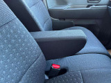 運転席にはアームレストが付いてます。