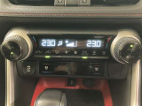 左右独立温度コントロールフルオートエアコンです。運転席、助手席それぞれで独立して温度設定ができます。冷え性の方が乗っても安心ですね♪
