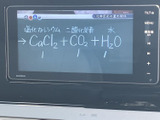 テレビ放送の映像を表示できる画面を備えています。停車中の休憩時間などに映像を視聴でき、車内で過ごすひとときの楽しみを広げてくれる便利な装備です。ご利用は停車時に限ってお楽しみください。