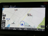 地図上に現在地の目印や周辺施設が表示され、行き先までの確認に活用できます。画面下部には案内や検索などのメニューが並び、目的地設定も進めやすい構成です。
