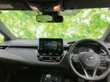 運転席から前方の視界を確保しやすいレイアウトで、中央の画面やメーター類も確認しやすく配置されています。乗る方それぞれが過ごしやすい、すっきりとした運転席まわりです。