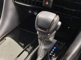シフトレバーは扱いやすく、手になじむ形状。手を伸ばせばレバーに自然に届くちょうどいい位置に配置されています。