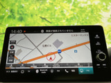 現在地や周辺の道路を画面上で確認でき、目的地までの道順を調べる際にも便利です。タッチ操作で地図を見ながら、外出先でのルート確認にお役立ていただけます。