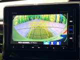 【バックカメラ】駐車時に後方がリアルタイム映像で確認できます。大型商業施設や立体駐車場での駐車時や、夜間のバック時に大活躍!運転スキルに関わらず、今や必須となった装備のひとつです!