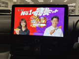テレビ番組を画面で楽しめる装備です。停車中の待ち時間などに映像を視聴でき、車内で過ごす時間をより快適に過ごしたい方にも便利です。視聴は安全な場所に停車してお楽しみください。