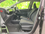 前席から前方を見渡しやすく、運転席と助手席の間もすっきりとまとまっています。シートには落ち着いた色合いが採用され、乗り降りしやすい開口部も日常に便利です。