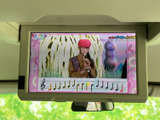 天井に設置されたモニターで映像を楽しめる装備です。停車中の待ち時間などに活用でき、後席の同乗者と一緒に過ごす時間を充実させる便利なアイテムとして重宝します。