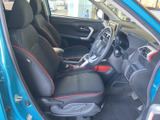 運転席まわりは視界が広く、シートに腰掛けた際も前方を確認しやすい配置です。黒を基調に赤いアクセントを添えた室内で、毎日の移動も落ち着いて過ごせます。