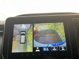 後方映像に加えて俯瞰表示も確認でき、駐車時の周囲や車両位置を把握するのに役立ちます。目安となるガイド線も表示され、車庫入れや切り返しの際に心強いサポートです。