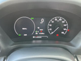速度や燃料残量などの情報をメーター内にまとめて表示し、運転に必要な状況を確認しやすい配置です。表示が見渡しやすく、走行中も必要な情報を把握しやすくなっています。