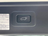 【パワーバックドア】スマートキーや運転席のボタンを押すだけでリアゲートが自動で開閉します!荷物を持っている時や、高い位置にあるバックドアを閉める際に便利な機能です♪