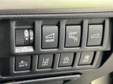 スイッチがまとまって配置され、運転支援や車両機能に関する操作を手元で確認できます。各ボタンに表示があり、必要な機能を見分けやすい構成です。日々の運転を支える装備として便利です。