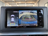 後方の映像に加えて車両周辺を俯瞰した表示も確認でき、駐車時の周囲確認をサポートします。画面上のガイド表示も備わり、バックでの車庫入れや狭い場所での駐車に役立ちます。
