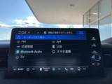 FMやAM、USB、Bluetooth Audioなど、複数の音源を画面から選べる構成です。表示が整理されており、気分や利用シーンに合わせて車内の音楽環境を切り替えられます。