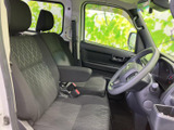 運転席と助手席は視界が広く、前方や側方を確認しやすい室内です。シートには落ち着いた色合いと柄があしらわれ、アームレストも備わります。乗り降りしやすい空間で、毎日の移動も快適にお過ごしいただけます。