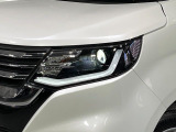 【LEDヘッドライト】悪天候や夜間走行時も良好な視界を確保し安心して運転できる高輝度LEDヘッドライトを装備!点灯速度が早く、消費電力も抑えられています。