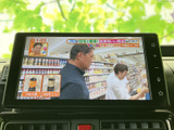 テレビ番組を表示できるモニターを装備。停車中に映像を視聴でき、休憩時間や待ち合わせのひとときを車内で過ごす際にも便利です。画面の表示内容は実車でご確認ください。