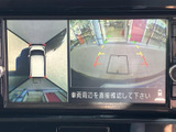 後方の映像と車両周辺を上から見た表示を確認でき、駐車時の位置合わせをサポートします。画面のガイドも目安にしながら、周囲を直接確認して安全に駐車できます。