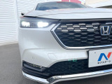【LEDヘッドライト】悪天候や夜間走行時も良好な視界を確保し安心して運転できる高輝度LEDヘッドライトを装備!点灯速度が早く、消費電力も抑えられています。