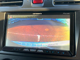 後方の様子を画面で確認でき、駐車時の周囲確認を助けます。映像だけに頼らず、ミラーや目視と合わせて周囲の安全を確認しながら、ゆっくりと駐車操作を行えます。