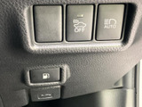運転席まわりのスイッチ類は、表示を見て必要な項目を選びやすい配置です。ライト関連などの設定を手元で確認でき、日常の運転に合わせて各機能を使い分けられます。