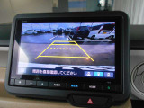 ガイド線表示機能付きのバックカメラで、バックでの車庫入れも安心です。