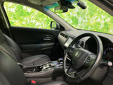 前席まわりを横から見ると、運転席と助手席の間に収納や操作部がまとまり、前方を見渡しやすい印象です。ゆとりある座席配置で、乗り降りの際も過ごしやすい空間です。