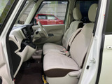 前席は明るい色調でまとめられ、運転席から前方や左右の様子を確認しやすい室内です。座面と背もたれにゆとりが感じられ、日々の移動も落ち着いて過ごせます。
