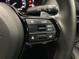 ステアリングホイールの右側がクルーズコントロールスイッチです。アクセルペダルを踏まずに一定走行が出来るので、高速道路での走行がグッと快適になります。