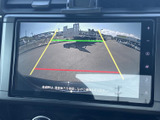 後方の様子を画面で確認しながら駐車をサポート。目安となるガイド線も表示されるため、駐車場での後退時に周囲との距離感をつかみやすく、日常の運転に役立ちます。