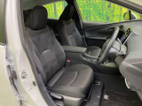 運転席まわりには十分なスペースがあり、大柄な方でもゆったり運転していただける環境です。
