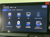 FM・AMラジオやテレビ、スマートフォン連携など、音源を選ぶメニューが見やすく並びます。表示が整理されており、気分や用途に合わせた音源選びに活用できます。
