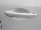 オリックス認定中古車は納車前点検時、エンジンオイル、オイルエレメント、エアコンフィルター、ワイパーゴムを交換してご納車致します。