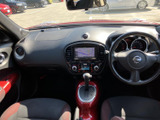 運転席から助手席まで見渡せる視界に、中央の画面やメーターがまとまって配置されています。前席に座った際も周囲を確認しやすく、日々の運転に必要な表示を自然に目に留めやすい運転席まわりです。